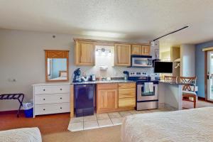 eine Küche mit Holzschränken und einem Herd mit Backofen in der Unterkunft Chula Vista Condo Villa 7213 in Wisconsin Dells + 18 Fotos
