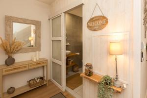 a hallway with a mirror and a walk in shower at Atlantic Selection - La Villa Sharon - terrasse et parking in Capbreton