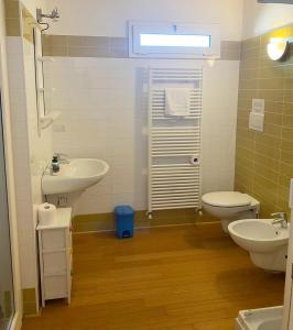 łazienka z umywalką i toaletą w obiekcie The Duplex - Big Apartment with Terraces w mieście Argegno