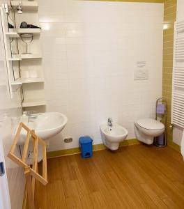 łazienka z umywalką i toaletą w obiekcie The Duplex - Big Apartment with Terraces w mieście Argegno