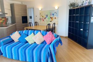 salon z kanapą z poduszkami w obiekcie The Duplex - Big Apartment with Terraces w mieście Argegno
