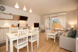 cocina y sala de estar con mesa y sillas en Atlantic Selection - Un séjour à la Villa Sharon avec terrasse et parking, en Capbreton