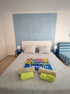1 dormitorio con 1 cama grande y 2 almohadas en Castle Margherita's Apartments, en Los Cristianos