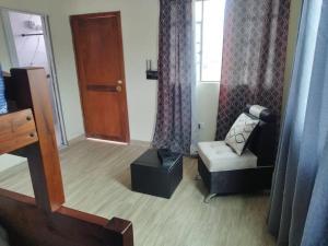 Zona d'estar a 4 Cuarto independiente con sala en Ambato