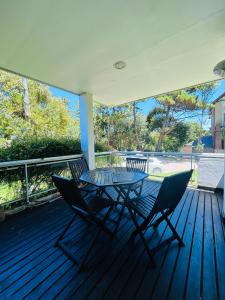 einen Glastisch und zwei Stühle auf einer Terrasse in der Unterkunft Manzanauno 108 in Mar de las Pampas