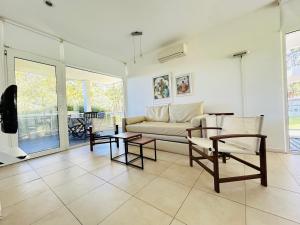 ein Wohnzimmer mit einem Sofa und einem Tisch in der Unterkunft Manzanauno 108 in Mar de las Pampas