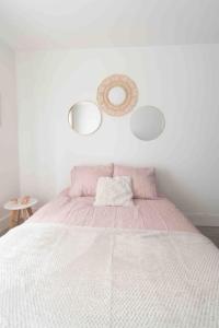 Un pat sau paturi într-o cameră la Le Parisien-Clichy-2 pièces Zen