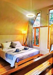 ein Schlafzimmer mit einem Bett in einem Zimmer in der Unterkunft La casa del Erizo in Oxapampa