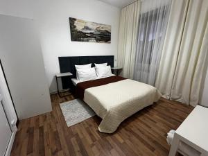 niewielka sypialnia z łóżkiem i oknem w obiekcie Зоряні Карпати w Sławsku