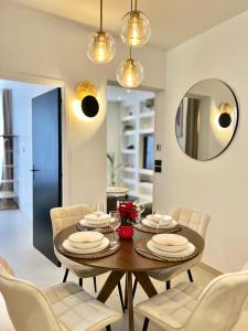 jadalnia ze stołem, krzesłami i lustrem w obiekcie Apartment Malaussena - Reception 24&7 - Center Libération w Nicei