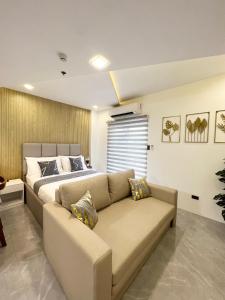Luxury Pad Near Clark Pampanga في انجلس: غرفة معيشة مع أريكة وسرير