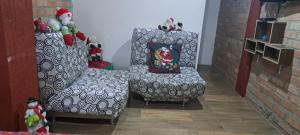 two chairs sitting next to each other in a room at EDIFICIO EL MOLINO in Popayan