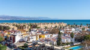 - une vue aérienne sur une ville avec des maisons et l'océan dans l'établissement Septimo Cielo Vistas al Mar Guadalmar, à Malaga