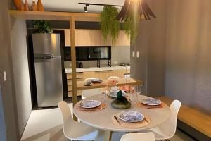 佩德拉斯港的住宿－Apartamento Patacho em Milagres，厨房配有桌椅和冰箱。