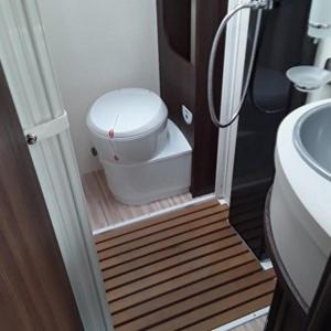 een kleine badkamer met een toilet en een wastafel bij Zebra motorhome hire in Ravensworth