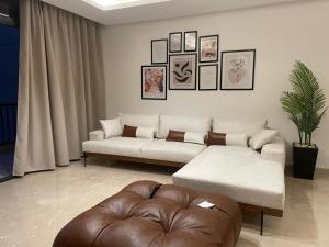 sala de estar con 2 sofás y sofá en Access - luxurious apartment at cfc, en El Cairo