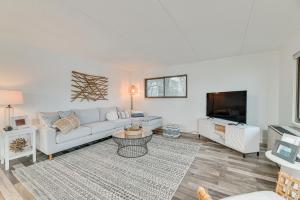 salon z kanapą i telewizorem w obiekcie Lakefront Canandaigua Condo with Stunning Views w mieście Rushville