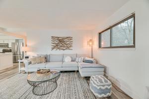uma sala de estar com um sofá e uma mesa em Lakefront Canandaigua Condo with Stunning Views em Rushville