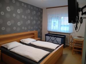 倫山比紹夫斯海姆的住宿－Ferienhaus Seifert，一间卧室设有两张床、一个窗口和一张桌子
