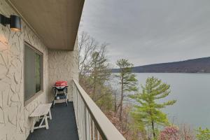 Lakefront Canandaigua Condo with Stunning Views 발코니 또는 테라스