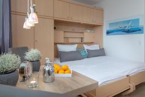 - une chambre avec un lit et un bol d'oranges sur une table dans l'établissement Ferienwohnung mitten in Westerland mit Balkon, à Westerland