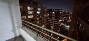 uma vista da varanda de um edifício à noite em Hermoso Departamento Santiago Centro con Estacionamiento em Santiago