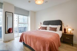1 dormitorio con cama grande y ventana grande en The Benson Two by Dublin At Home en Dublín