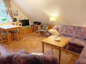 uma sala de estar com um sofá e uma mesa em Hooger Wal 19 Morsumer Kliff em Morsum