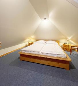 uma cama grande num quarto com telhado em Hooger Wal 19 Morsumer Kliff em Morsum