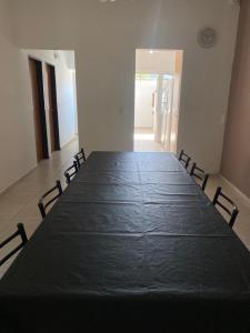 einen großen langen Tisch in einem Zimmer mit Stühlen in der Unterkunft Casa Villa Carlos Paz, a 3 cuadras del río. Playas de Oro in Villa Carlos Paz