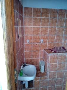 a bathroom with a toilet and a sink at Casa lucas in Almáciga