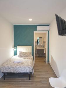 een slaapkamer met een bed en een badkamer met een wastafel bij Academy Hotel in Fiumicino