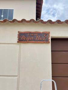 um sinal na lateral de um edifício em Casa Beija-Flor em Paraty
