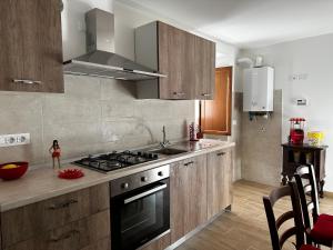 kuchnia z drewnianymi szafkami i piekarnikiem w obiekcie Red Cottage-Campo Felice w mieście Collimento