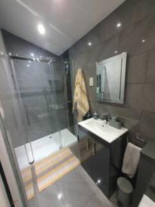 Koupelna v ubytování Lovely double room with en-suite bathroom