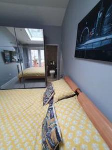 1 dormitorio con cama y espejo en Lovely double room with en-suite bathroom en The Hyde