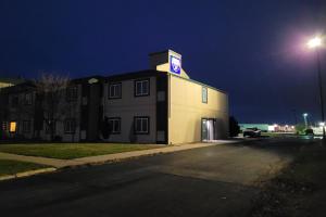 een gebouw met 's nachts een bord erop bij Modern Stay 39 Lakeview By OYO Minonk in Minonk