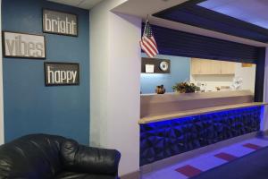 een lobby met een blauwe muur met een bar en een Amerikaanse vlag bij Modern Stay 39 Lakeview By OYO Minonk in Minonk