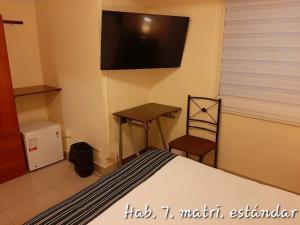 TV a/nebo společenská místnost v ubytování Hostal del Aguila
