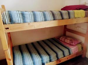 Ce dortoir comprend 2 lits superposés. dans l'établissement Origenes, à Santiago
