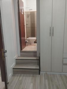 ein Bad mit einem WC und einer Treppe in einem Zimmer in der Unterkunft Casa Praia Brava Florianópolis. in Florianópolis