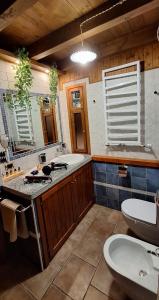 łazienka z wanną, toaletą i umywalką w obiekcie Sole & Lago-Lake w mieście Maccagno