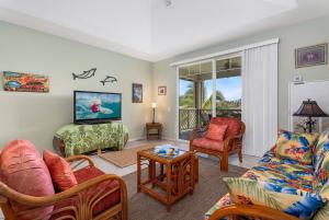 sala de estar con sofá y sillas en Fairway Villas Waikoloa A31, en Waikoloa