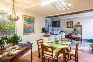 een keuken en eetkamer met een tafel en stoelen bij La Romantica Veranda Free Parking and Garden in Lucca