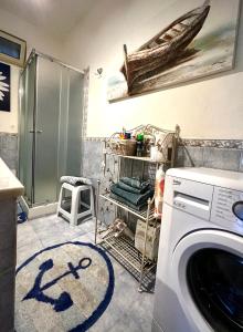 モンデッロにあるCasa Perciata - Locazione Turisticaのバスルーム(洗濯機付)が備わります。