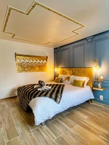 ein Schlafzimmer mit einem Bett mit einer Zebradecke darauf in der Unterkunft DELUX Le MARQUIS in Saverne