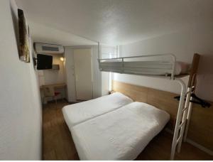 une chambre avec des lits superposés dans un hôpital dans l'établissement Premiere Classe Saintes, à Saintes