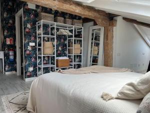 1 dormitorio con 1 cama y una pared de estanterías en Precioso loft en pleno centro de Santander, en Santander