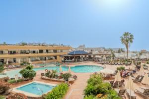 een uitzicht op het zwembad van een resort bij OBSIDIAN Apartamento Santa María in Adeje