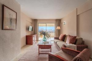 een woonkamer met een bank en een tafel bij OBSIDIAN Apartamento Santa María in Adeje